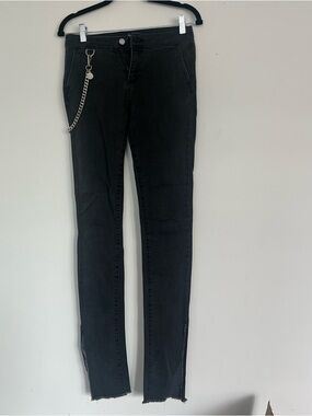 Black Skinny Jeans with Decorative Chain Accent